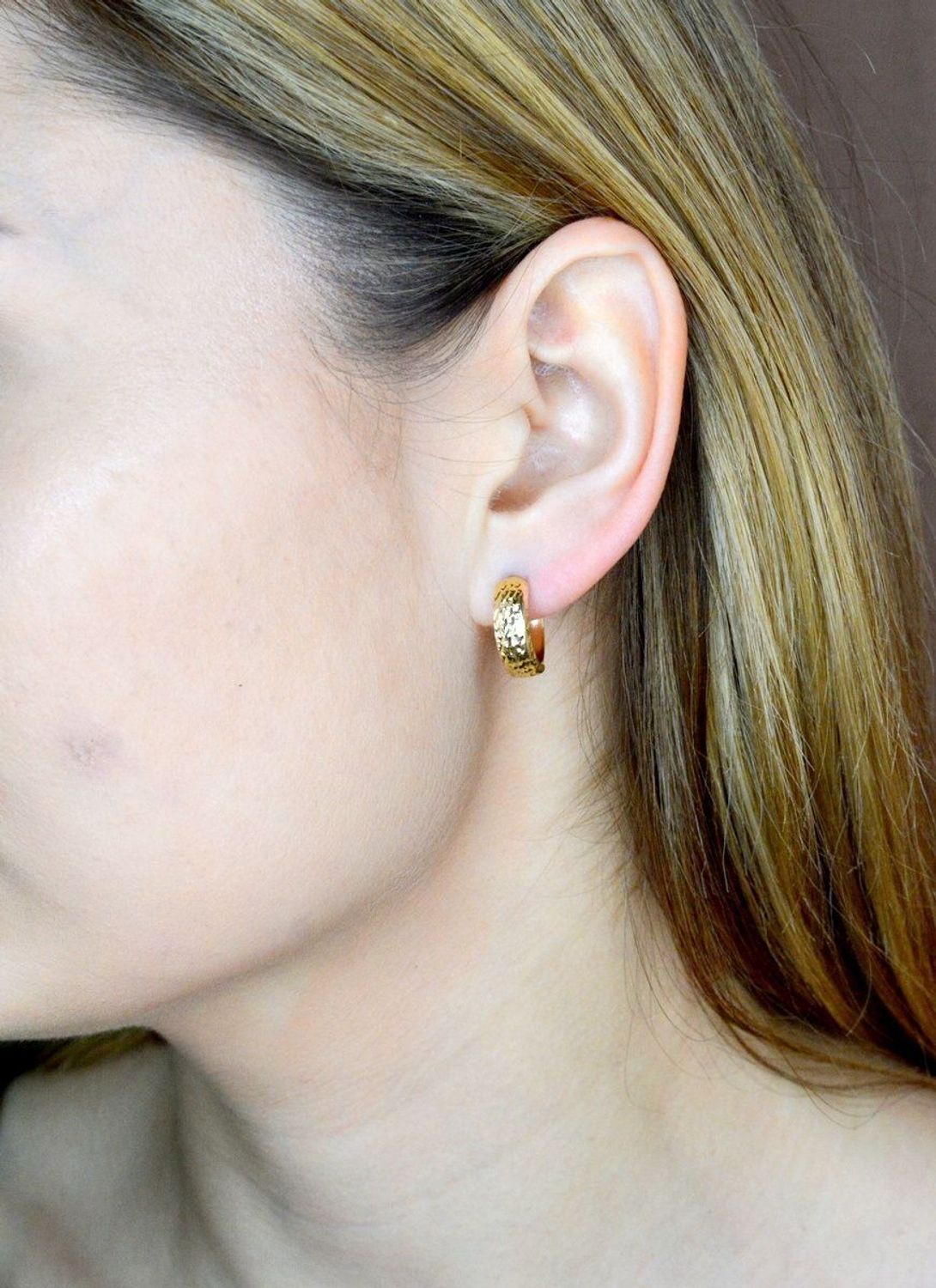 Złote kolczyki 375 grawerowane kółeczka KL 5212A 375. Uniwersalne złote, gładkie kolczyki próby 375 z motywem koła można skompletować z naszyjnikiem lub bransoletką, aby tworzyć wyjątkowe zestawy - idealne do różnych stylizacji. Idea.jpg